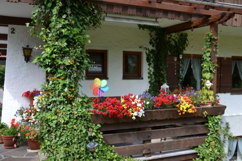 Freisitz mit Blumenkästen
