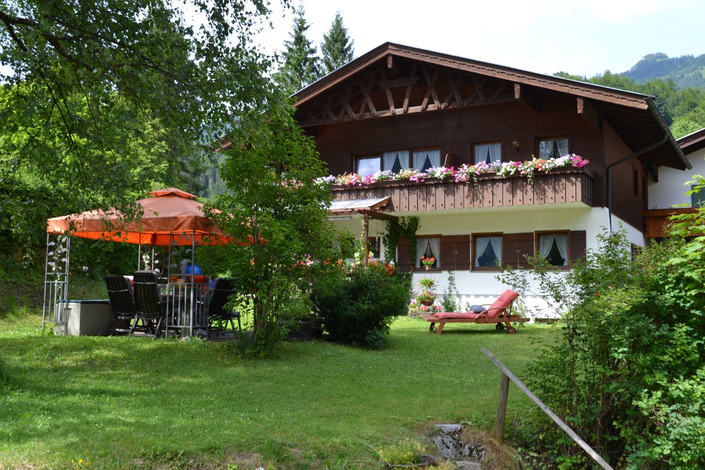 Das Haus der Ferienwohnungen Schmidt mit Blumenbalkon, Garten und Pavillon